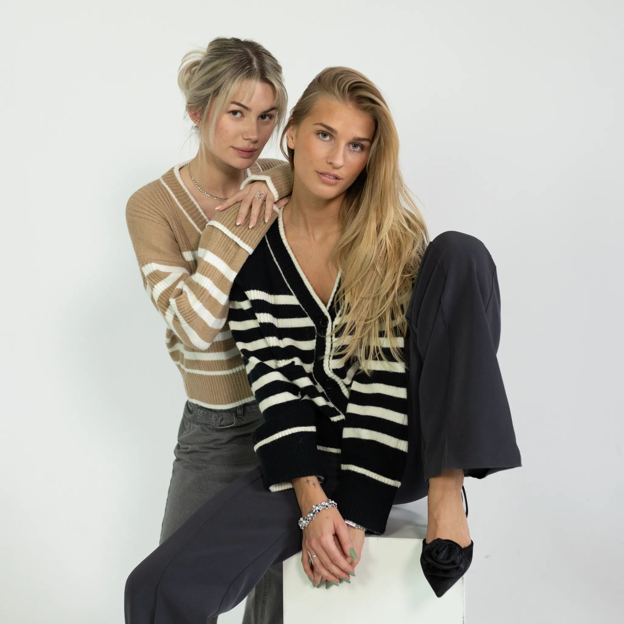 ALLY KNIT CARDIGAN - SVART